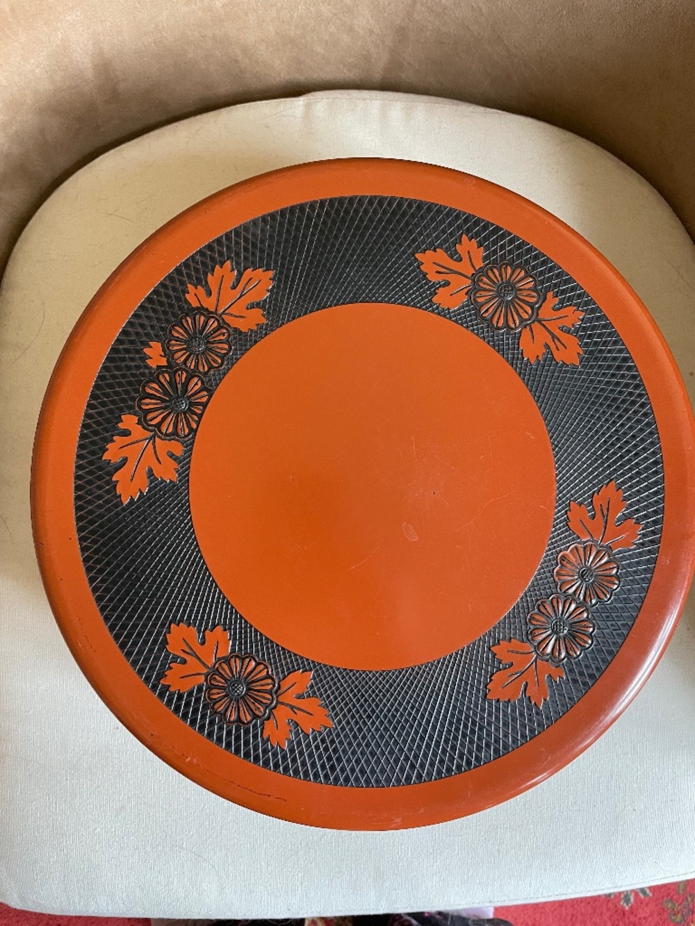 Striking Japanese inspired leaf motif round box with lid